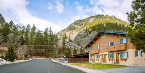 Luxe Bavarian Retreat - in Town with Hot Tub