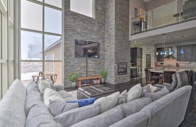 Luxe Brian Head Escape w/Hot Tub & Mtn Views
