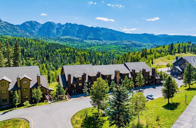 Luxe Cascade 3 bedroom, 3 bath townhome. Sleeps 10. Just north of Purgatory.