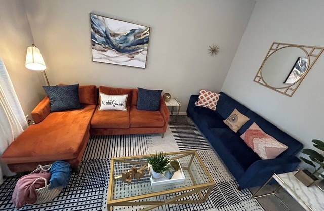 Luxe Central Suburban Retreat- close to speedway and airport