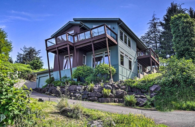 Luxe Coastal Haven w/Bay Views & Hot Tub