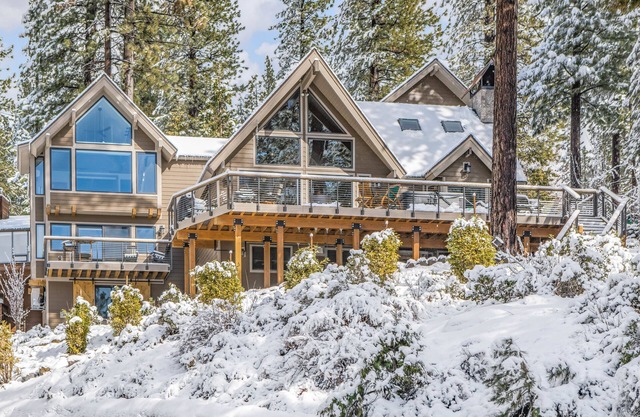 Luxe Lake View Lodge sleeps 18; Full-gym, Spa, & Firepit.