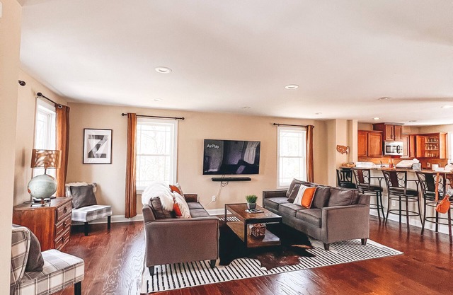 Luxe Lodge @ Poconos - Hiking, Rafting, Biking, Pool Table, Theater & Hot Tub