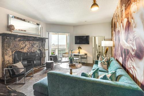 Luxe Long Beach Condo with Pool 1 Mi to Shoreline!
