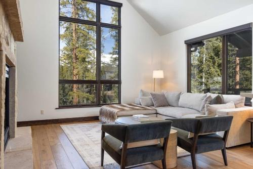 Luxe Mountain Chalet on the Blue River near Main