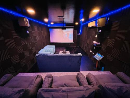 Luxe Ori-ental Villa by StayCo- 4K HD Cinema & KTV, PS5 & BBQ