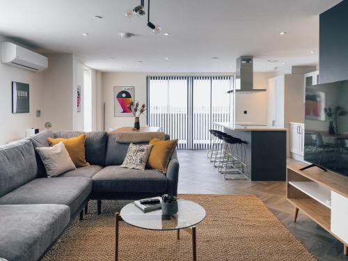 Luxe Penthouse Retreat: With Free Parking!