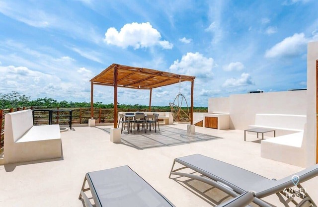 Luxe Penthouse: Rooftop Oasis, Pools, Cenotes