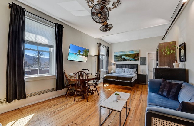 Luxe Studio 4 On Main Street -Luxury Steam Shower, Views! Kitchen, Washer/Dryer