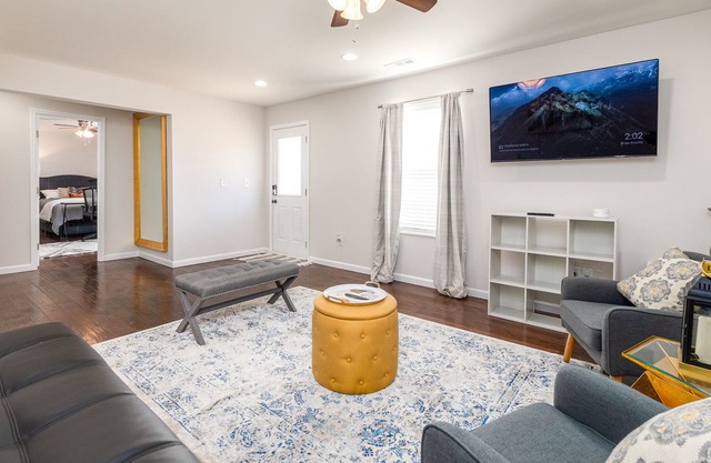 Luxe suite w/ a ★Full Kitchen★ Private Entrance ★Netflix ★W/D