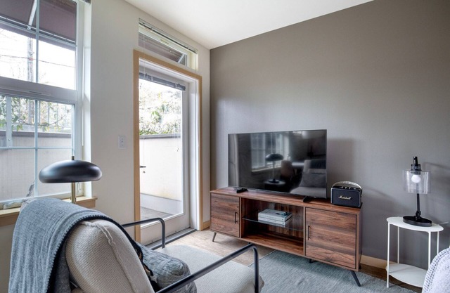 Luxe Wallingford Studio w/Pets & W/D, nr 99 & I-5, by Blueground