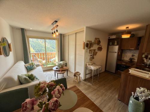 Luxueux appartement au centre, 2 chambres, commerces et pistes à pieds, vue panoramique terrasse ensoleillée, parking, prestations haute qualité