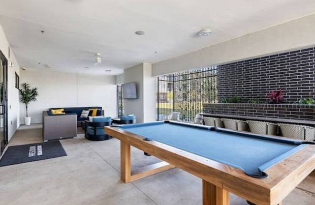 Luxurious 1:1 Suite, Pool, Billiards; 17min Domain