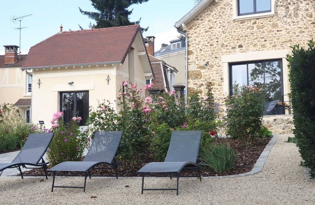 Luxurious 150m² Cottage with Fishing Pond in a 2-Hectare Park, Near Paris & Versailles