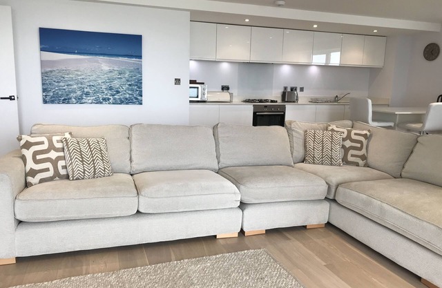 Luxurious 2 bedroom apartment, fabulous views, 3 minute walk from Fistral Beach