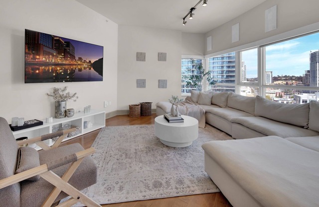 Luxurious 2BR/2BA High-Rise in East Village – Walk to Petco Park & Gaslamp