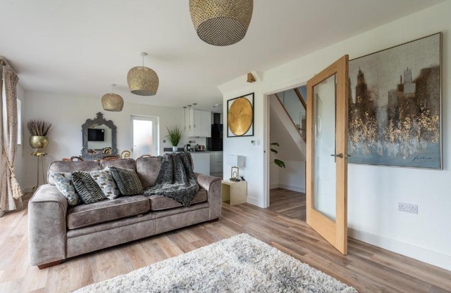 Luxurious 3 bedroom house now with FULL FIBRE INTERNET Shangri la in village of Alfrick with driveway parking for 3 cars in an area of outstanding natural beauty, superb walking,close to Worcester, Malvern showground, theatre, Malvern hills, dogs welcome
