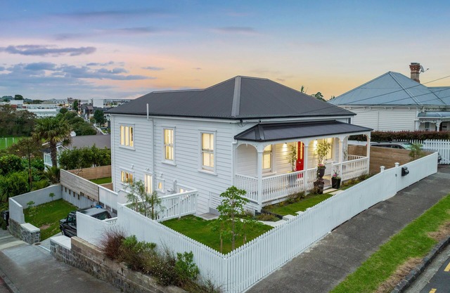 Luxurious 4 Bed Grey Lynn House - SPECIAL 30% DEAL SEPTEMBER Central Auckland.