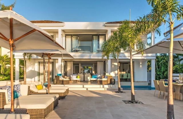 Luxurious 4 bedroom beachfront villa on the west coast of Barbados