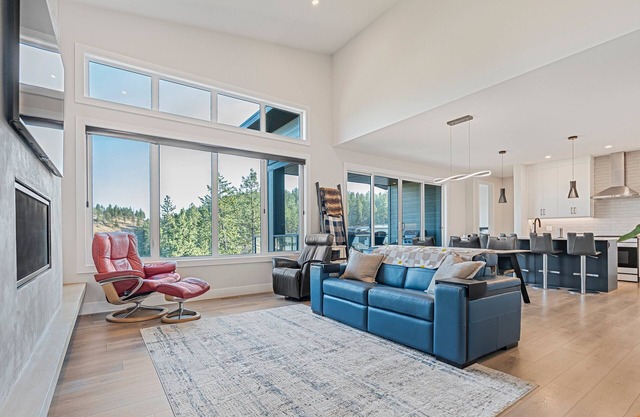 Luxurious 4-Bedroom Retreat with Views in McKinley Beach