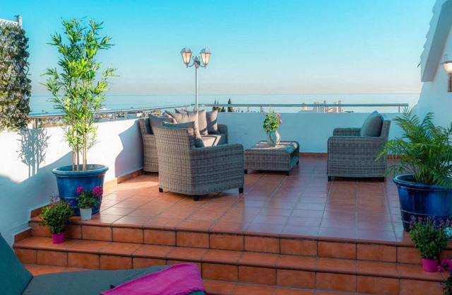 Luxurious 5 Bdrms Penthouse, Hot Tub, Golden Mile!