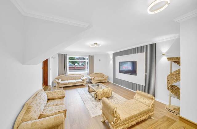 Luxurious 5 BED | 10 mins from Wembley | 4 Bath | Gym | Jacuzzi