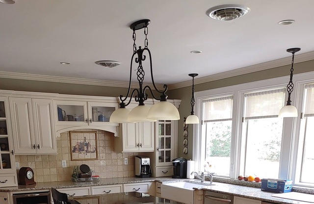 LUXURIOUS 5 BEDROOM HOME WITH GOURMET KITCHEN