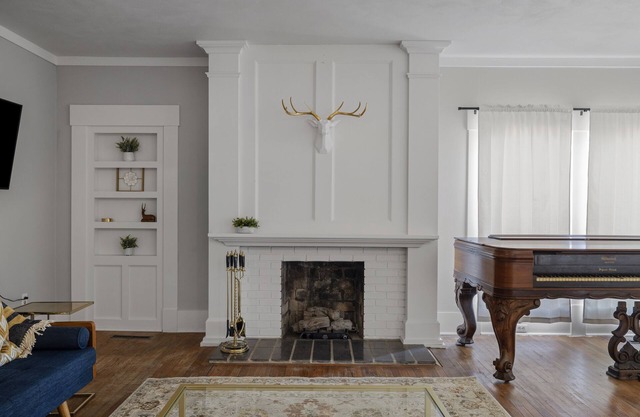 Luxurious 5-Star Home, Heart of Ozark, MO - Ideal for Memorable Getaways!