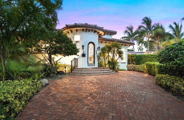 Luxurious 5BR/3BA Lakefront Villa near Beach