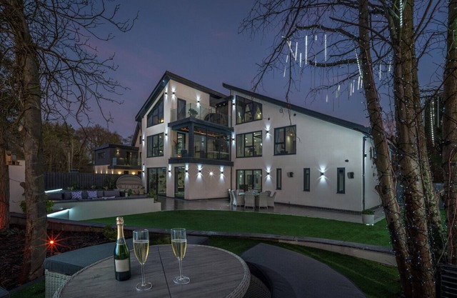 Luxurious 7 bedroom durham mansion pool, hot tub, cinema