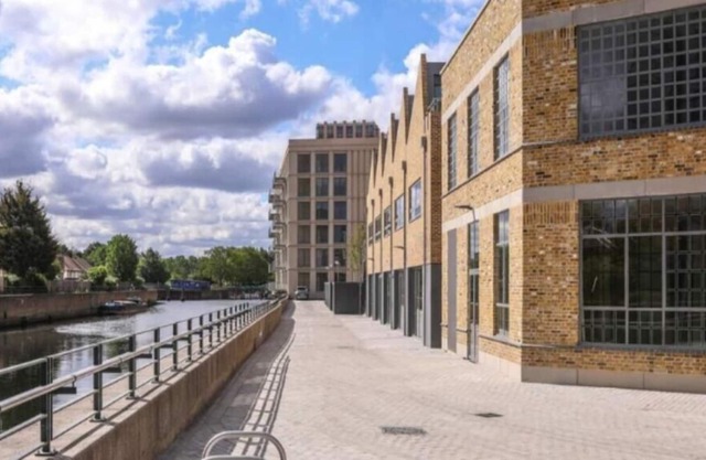 Luxurious and Spacious 1 Bedroom Apartment in London