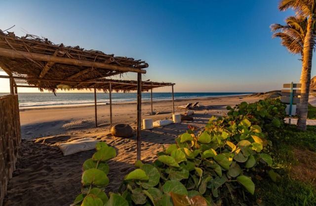 Luxurious Beachfront 6-bedroom house with WiFi, AC in brilliant Ñuro