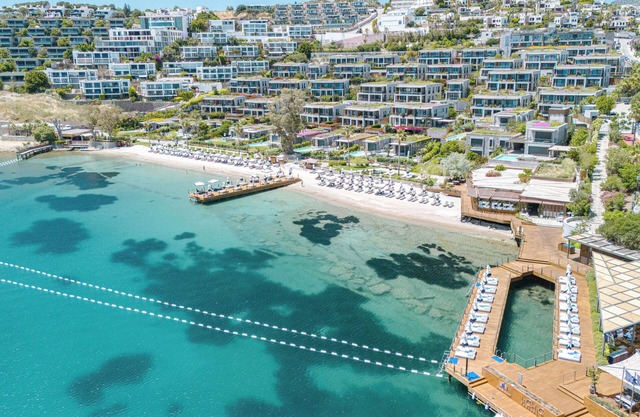 Luxurious Beachfront Flat with Hotel Amenities Inside a 5-Star Resort