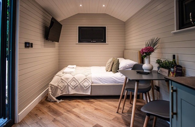 Luxurious Canal-side mini lodge in Llangollen.
