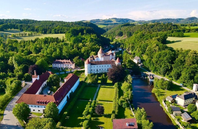 Luxurious Castle with park, pool and tennis court, trip to Vienna and Salzburg