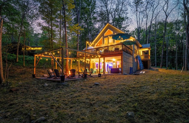 Luxurious Chalet w/Hot Tub~Game &Movie Room~Lake/Pool Access