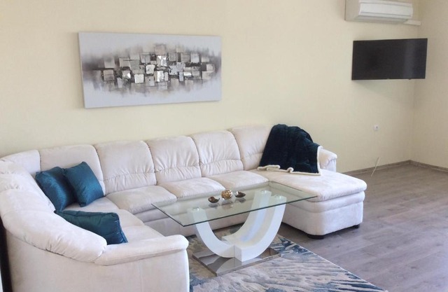 Luxurious, completely renovated apartment
