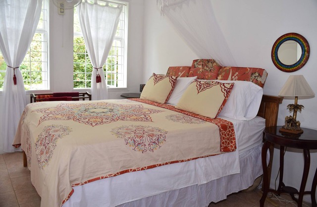 Luxurious Eco friendly, Vegetarian Suite in the Hummingbird Apartment