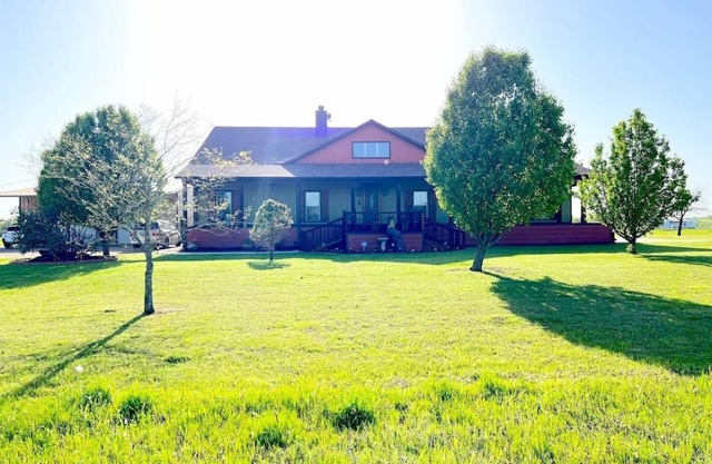 Luxurious farm house! 5-bed, 4 bath, pool and spa.