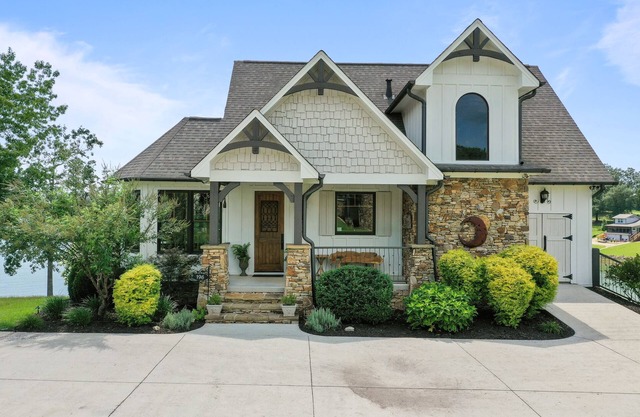 Luxurious French Country Estate on Smith Lake- Flat yard, dock, fiber internet!