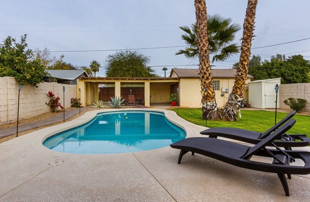 Luxurious Guesthouse with private pool in Central Phoenix near Downtown