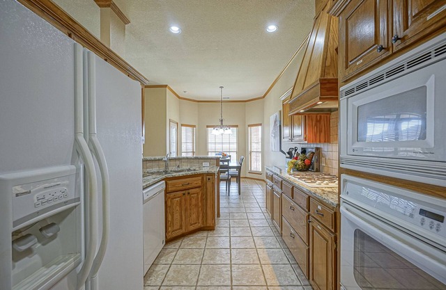 LUXURIOUS HOME LOCATED BETWEEN OU & OKC BRICKTOWN