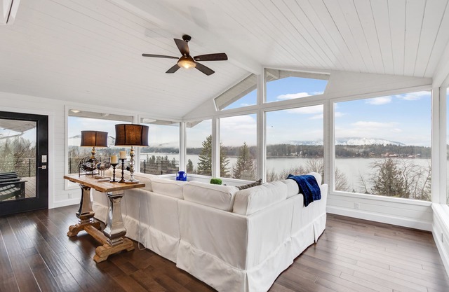 Luxurious home w/deck & lake views - close to golf, the lake, and skiing