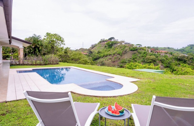 Luxurious home with stunning mountain views in Costa Rica's Central Valley!