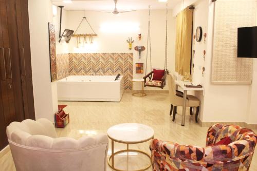 Luxurious Jacuzzi Hot Tub 1BHK Suite with Spa Tub 11