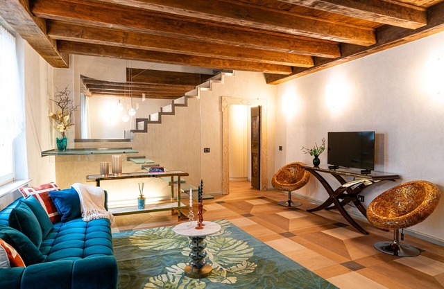 Luxurious large flat in the historic center of Verona with outdoor garden.n