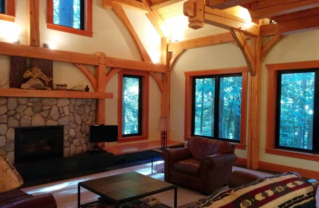 Luxurious, large, timber frame cabin at Priest Lake Idaho