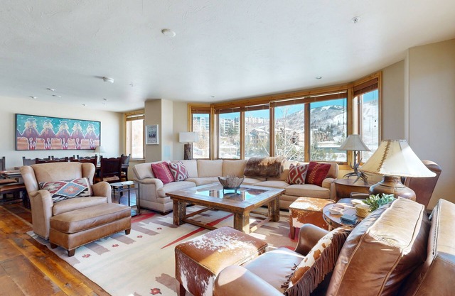 Luxurious lodging within walking distance of slopes w/shared pool/hot tub