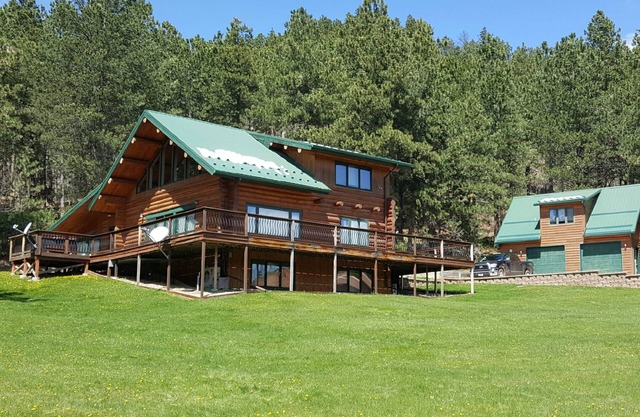 Luxurious Log Cabin nestled in the picturesque Black Hills