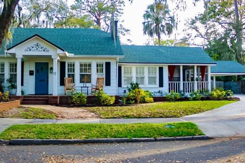 Luxurious Moody Manor Estate close to Downtown and the Beach!